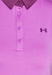 Polo shirt en polyester violet avec un col violet foncé, présentant une patte de boutonnage à cinq boutons et un petit logo noir sur le côté gauche.