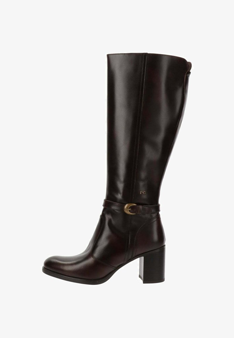 Braune Lederstiefel bis zum Knie mit Blockabsatz, die ein dekoratives Schnallenakzent am Knöchel und ein glattes, glänzendes Finish aufweisen.