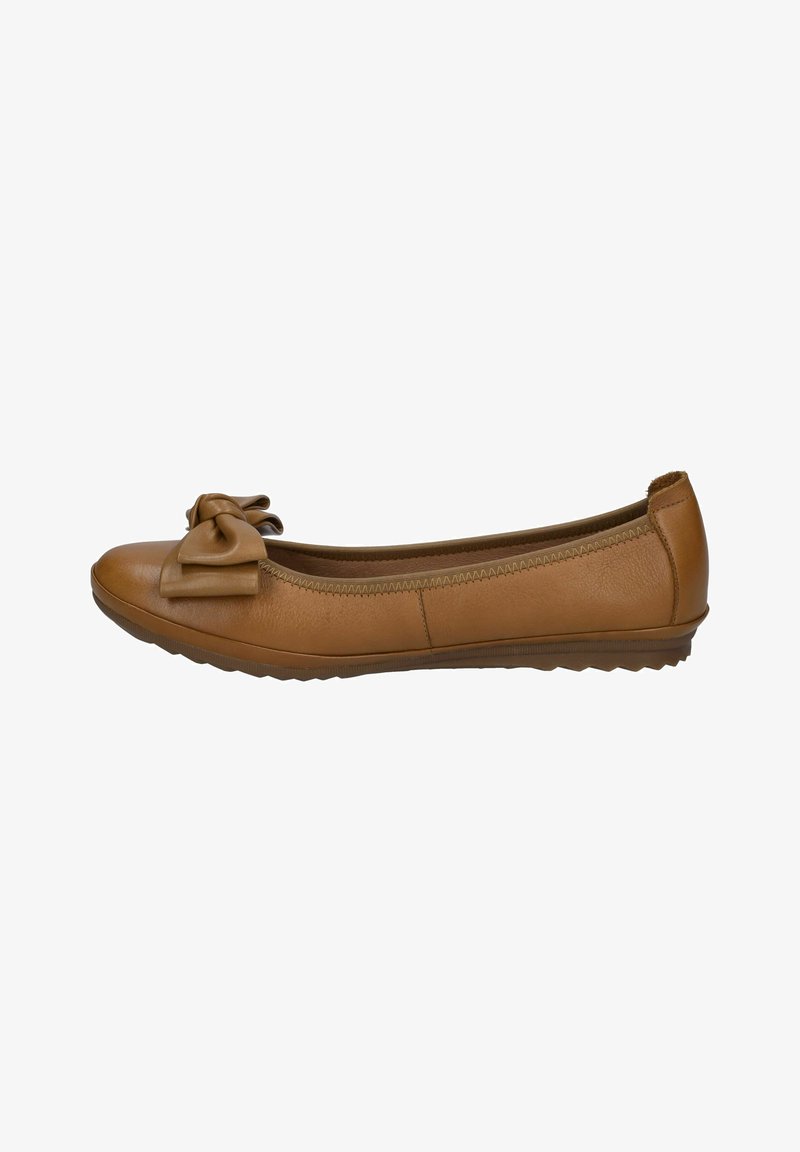 Tan kožené baleríny s kulatou špičkou, zdobené mašlí na přední straně a texturovanou podrážkou pro lepší přilnavost. Klasický design na nazouvání.