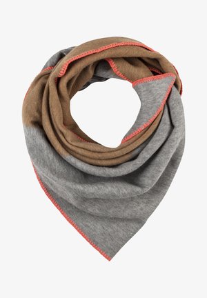 Écharpe en laine douce gris et marron avec surpiqûres corail, pliée en boucle lâche avec un point triangulaire.