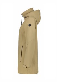 Beige Softshelljacke mit Kapuze, seitlichen Reißverschlusstaschen und einem runden Logo-Patch am linken Ärmel. Verfügt über einen geraden, taillierten Schnitt.