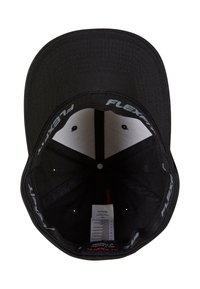 Schwarze Baseballmütze aus glattem Stoff mit einem gebogenen Schirm und einem gepolsterten Innenbereich. Verfügt über eine flexible Größenanpassung und Lüftungsöffnungen im oberen Bereich.