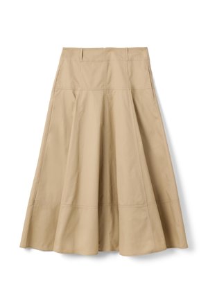 Falda beige de línea A con amplia campana, costuras en paneles, trabillas para cinturón y dobladillo a la altura de la rodilla sobre un fondo blanco.