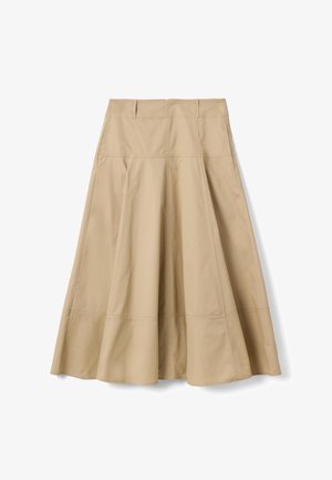 Falda beige de línea A con amplia campana, costuras en paneles, trabillas para cinturón y dobladillo a la altura de la rodilla sobre un fondo blanco.