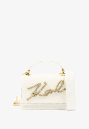 Witte handtas met goudkleurig "Karl"-schrift, korte handgreep en brede stoffen schouderriem met gegraveerde tekst "Karl Lagerfeld".