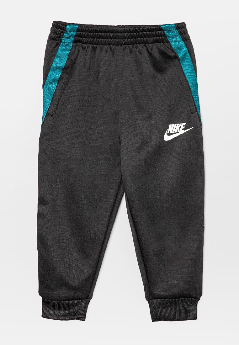 Schwarze Sporthose mit petrolfarbenen Seitenstreifen, elastischem Bund und gerippten Bündchen. Mit einem weißen Nike-Logo auf dem oberen linken Bein.