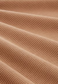 Tissu texturé côtelé de couleur pêche chaude, présentant des lignes diagonales et une surface douce. Idéal pour diverses applications textiles.