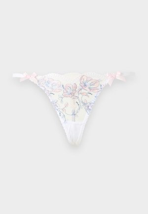 Witte kanten string met pastelroze en blauwe bloemenborduursel en kleine roze strikjes aan de zijkanten, tegen een effen lichte achtergrond.