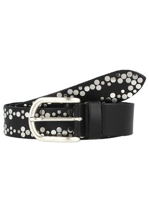 Ceinture en cuir noir avec des clous ronds argentés et une boucle en métal argenté, roulée lâchement sur un fond blanc.