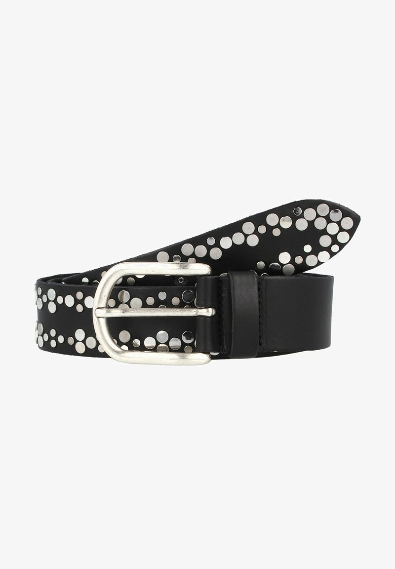Ceinture en cuir noir avec des clous ronds argentés et une boucle en métal argenté, roulée lâchement sur un fond blanc.