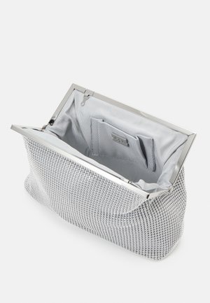 Pochette de soirée argentée perlée avec armature métallique et intérieur en tissu gris comprenant une petite poche intérieure.