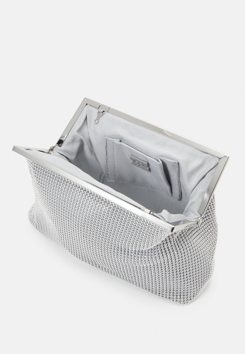 Pochette de soirée argentée perlée avec armature métallique et intérieur en tissu gris comprenant une petite poche intérieure.