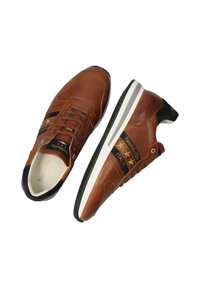 Baskets en cuir marron avec texture perforée, accents noirs, semelles blanches et détails en étoile dorée sur le côté, avec un lacet.