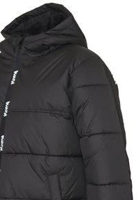 Giubbotto piumino nero con cappuccio, dotato di chiusura con zip e sezioni trapuntate orizzontali. Il materiale sembra liscio e imbottito per l'isolamento.
