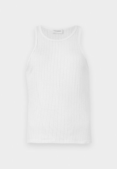 Λευκή αμάνικη μπλούζα από ελαφρύ ύφασμα, με ριμπ υφή και στρογγυλή λαιμόκοψη. Απλός σχεδιασμός χωρίς εμφανή μοτίβα ή διακοσμητικά στοιχεία.