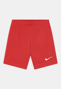 Sarkans acs šorts ar elpojošu tekstūru, elastīgu jostasvietu un balto Nike logotipu akcentu tuvāk apakšmalai.