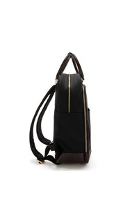 Schwarzer Rucksack mit glatter Oberfläche, goldenen Reißverschlüssen, einem strukturierten braunen Boden und zwei flexiblen Tragegurten.