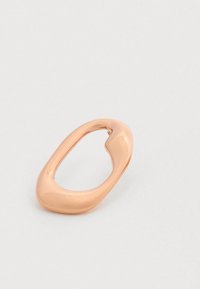 Δαχτυλίδι ροζ χρυσού με ομαλό, στρογγυλεμένο σχέδιο και επιμηκυμένο οβάλ σχήμα. Η επιφάνεια είναι γυαλισμένη, αντανακλώντας διακριτικά το φως.