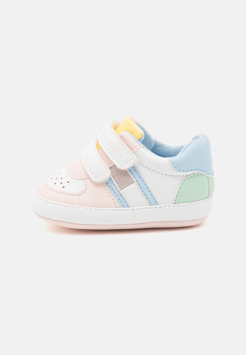 Weiße, rosa, blaue und grüne Sneaker mit einem Velcro-Riemen-Design, Perforationen an der Zehe und Kontrastfarbenakzenten. Weiches Material.