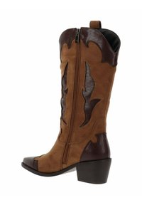 Bota marrón de estilo occidental hasta la mitad de la pantorrilla con acentos de cuero texturizado oscuro, cremallera lateral y tacón cuadrado.