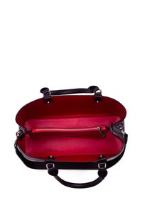 Schwarze Lederhandtasche mit rotem Innenleben, ausgestattet mit zwei Griffen, einem Reißverschlussfach und einer glatten, glänzenden Oberfläche.