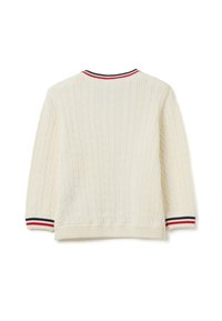 Cremfarbener Strickpullover mit strukturiertem Zopfmuster. Gerippter Halsausschnitt und Bündchen mit Rot-, Weiß- und Marineblauen Streifen.