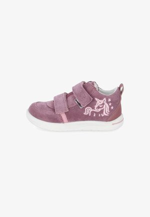 Fioletowy dziecięcy sneaker z dwoma paskami na rzepy, białą podeszwą i haftem jednorożca z gwiazdkami po bocznej stronie.