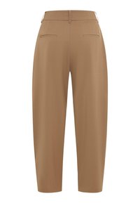 Pantaloni color cammello a vita alta e gamba dritta con passanti per cintura, due tasche a filetto sul retro e un piccolo logo metallico sulla tasca destra.