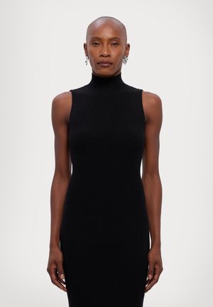Rochie neagră, cu guler înalt, cu textură ribbed, fără mâneci, având o siluetă ajustată și o textură moale, cu o suprafață netedă și continuă.