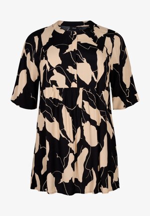Sort og beige kortærmet bluse med abstrakt mønster, rund halsudskæring og tre-knaps lukning.
