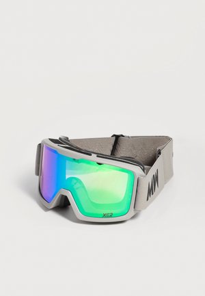 Masque de ski gris avec un large écran réfléchissant bleu, violet et vert, sur un fond uni.
