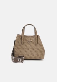 Sac en textile marron avec un motif monogrammé, poignées doubles, plaque de logo triangulaire et une bandoulière amovible portant le nom de la marque.
