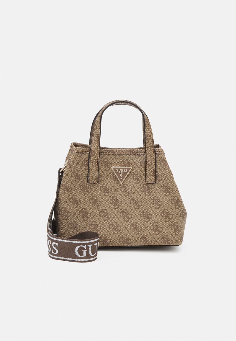 Sac en textile marron avec un motif monogrammé, poignées doubles, plaque de logo triangulaire et une bandoulière amovible portant le nom de la marque.