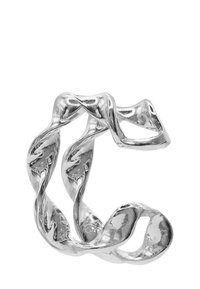 Anello in metallo argento con un design intrecciato, caratterizzato da superfici lisce e lucide. La forma è astratta con aperture e curve.