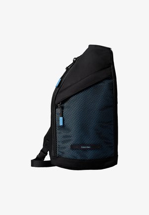 Zaino in tessuto nero con un pannello in rete blu strutturato, chiusura con zip e tracolla regolabile; presenta un'etichetta logo vicino alla parte inferiore.