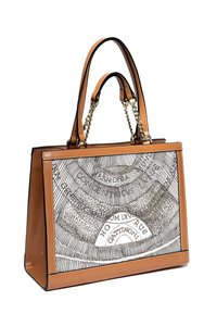 Borsa a tracolla rettangolare in pelle marrone con due manici, dettagli in catena dorata e un motivo astratto in bianco e nero di testo e linee sul pannello frontale.