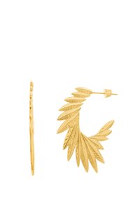 Gouden hoepel oorbellen met een bladvormig ontwerp en gestructureerde, verlengde vormen die langs de buitenrand zijn gerangschikt.