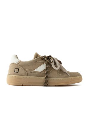 Beige suède lage sneaker met witte accenten, dikke rubberen zool en twee gestrikte veters – één standaard en één dikke wollen veter.