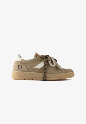 Beige suède lage sneaker met witte accenten, dikke rubberen zool en twee gestrikte veters – één standaard en één dikke wollen veter.