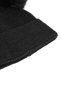 Cappello invernale nero lavorato a maglia con risvolto e un grande pompon soffice in cima, presentato su uno sfondo bianco.