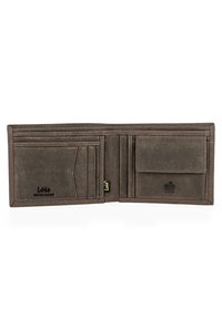 Billetera de cuero genuino marrón con múltiples ranuras para tarjetas, un bolsillo para monedas y protección RFID. Presenta logotipos grabados y detalles de costura.