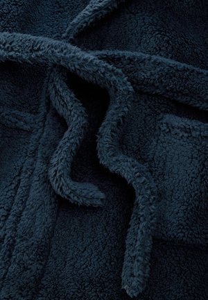 Tmavomodrá fleecová tkanina župana s jemnou, nadýchanou textúrou. Obsahuje opasok viazaný na uzol s ošúchanými koncami a viditeľným švovým detailom.