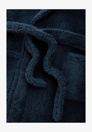 Tmavomodrá fleecová tkanina župana s jemnou, nadýchanou textúrou. Obsahuje opasok viazaný na uzol s ošúchanými koncami a viditeľným švovým detailom.