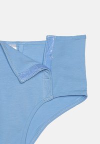 Slip di cotone azzurro chiaro con una texture liscia, caratterizzati da un ampio elastico in vita e cuciture piatte per il massimo comfort e minima irritazione.