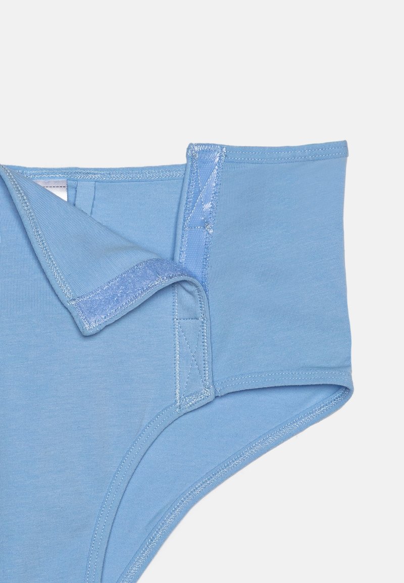 Slip di cotone azzurro chiaro con una texture liscia, caratterizzati da un ampio elastico in vita e cuciture piatte per il massimo comfort e minima irritazione.