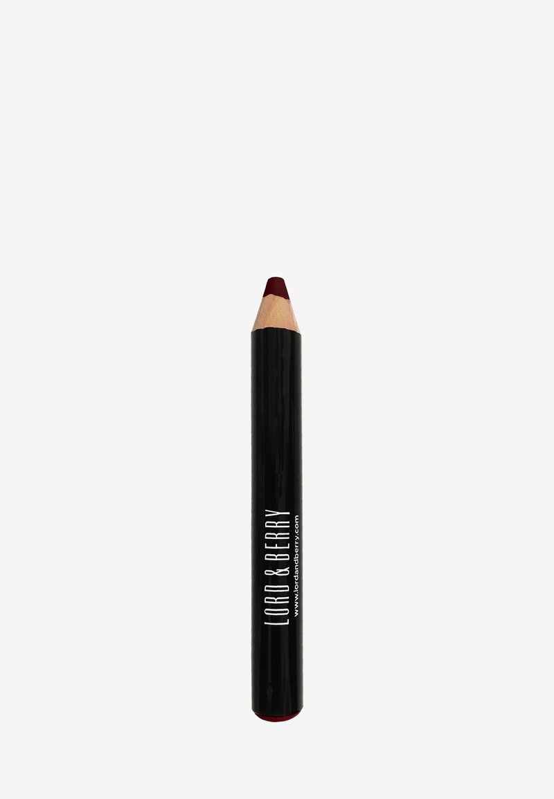 Matita labbra in confezione nera con punta in legno. Colore rosso scuro sulla punta e testo bianco audace visibile sul lato.
