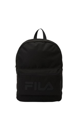 Mochila negra con un bolsillo delantero con cremallera que presenta un logo tonal de FILA y una asa superior contra un fondo blanco.