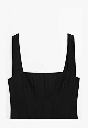 Czarna strukturalna sukienka z kwadratowym dekoltem, szerokimi ramiączkami i pionowymi szwami. Tkanina wydaje się gładka i lekko teksturowana.