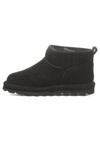 Schwarze Wildleder-Ankle Boots mit niedrigem Profil, runder Spitze und elastischen Seiteneinsätzen. Gefüttert mit weichem Material und ausgestattet mit einer strukturierten Gummisohle.