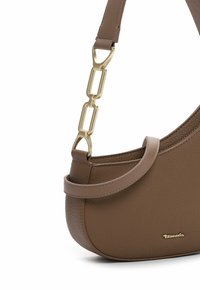 Sac à main en cuir marron avec une finition texturée, doté d'une chaîne en métal doré en accent et d'une bandoulière assortie. Logo de la marque affiché.